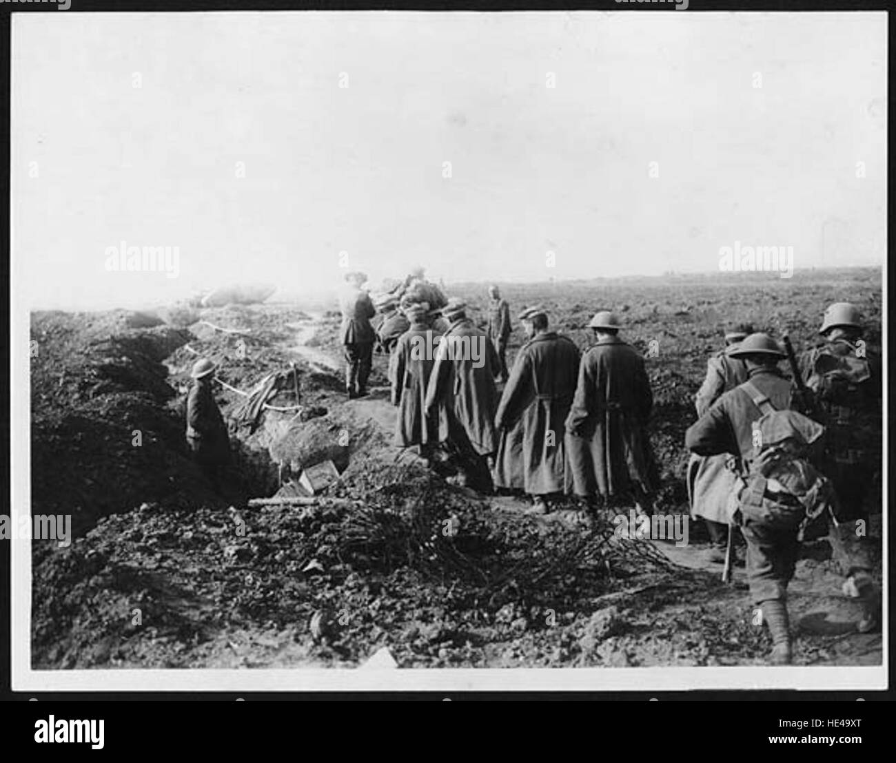 Dieses Foto deutscher Gefangener an der Westfront während des Ersten Weltkriegs fängt einen düsteren Moment in der Militärgeschichte ein und zeigt gefangengenommene Soldaten aus dem Konflikt. Stockfoto