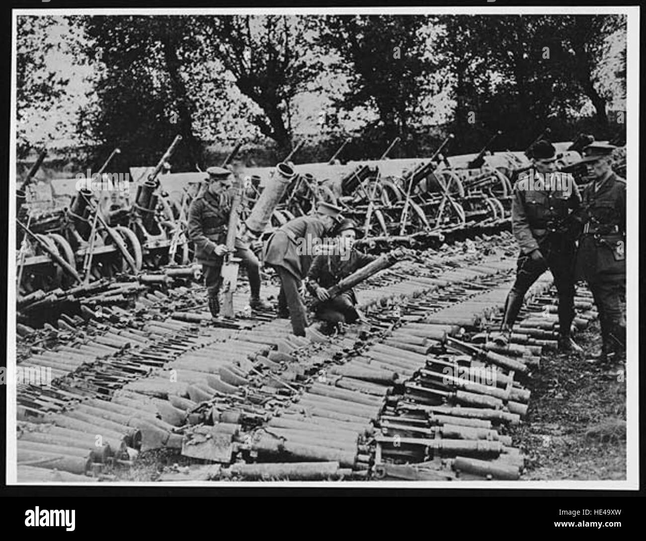 Dieses historische Bild zeigt kanadische Offiziere, die deutsche Maschinengewehre inspizieren und einen Einblick in militärische Aktivitäten während des Krieges gewähren. Das Foto fängt einen Moment aus einer vergangenen Ära ein, gibt Einblicke in die strategischen und technischen Aspekte der Kriegsführung und spiegelt den historischen Kontext der Zeit wider. Stockfoto