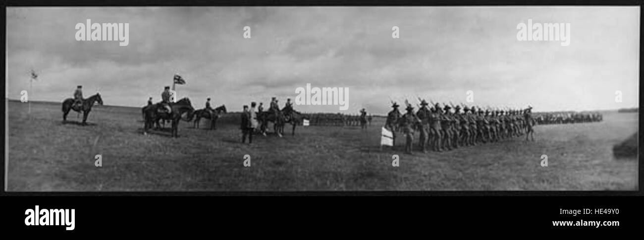 Dieses historische Foto zeigt Winston Churchill, wie er kanadische Truppen während des Ersten Weltkriegs inspiziert. Das Bild zeigt Churchills Rolle als Kriegsführer, der sich mit kanadischen Soldaten auseinandersetzt und die bedeutende Rolle widerspiegelt, die sie im Konflikt gespielt haben. Stockfoto