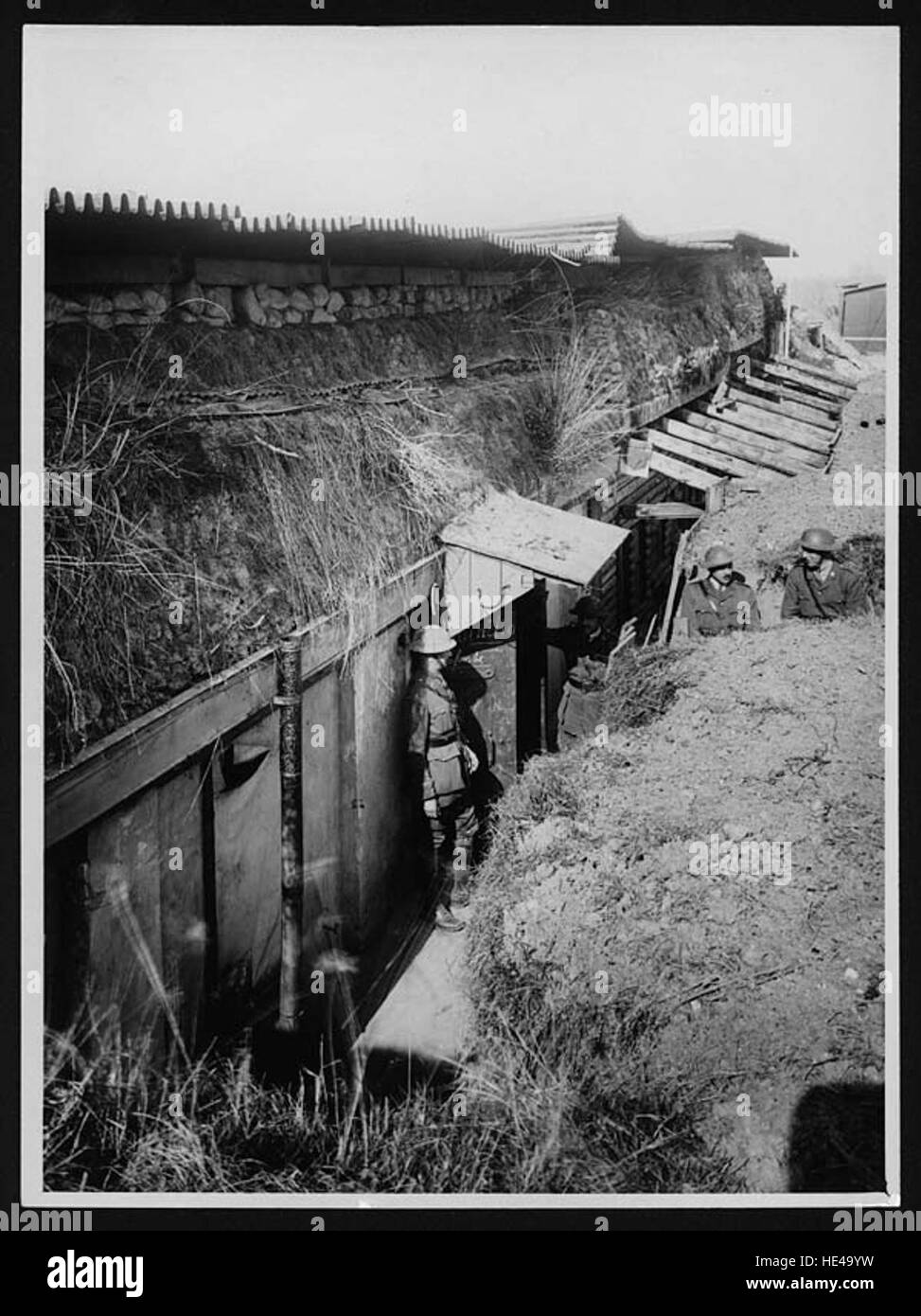 Dieses historische Foto zeigt ein gefundenes deutsches Hauptquartier in Frankreich, wahrscheinlich aus dem Jahr 1918. Das Bild bietet einen Einblick in die militärischen Strukturen des Ersten Weltkriegs und die Bedingungen auf dem Schlachtfeld. Stockfoto