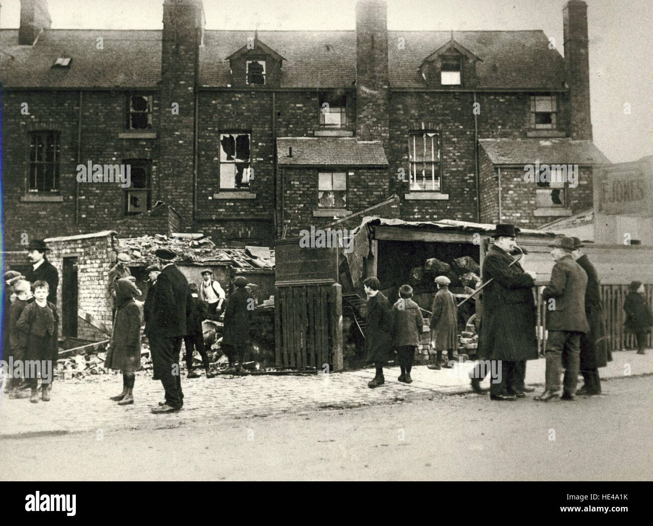 Ein historisches Bild der York Road, das die Bedeutung und den Wandel der Straße im Laufe der Zeit verdeutlicht. Dieses Archivfoto reflektiert die Veränderungen in der Stadtentwicklung und erfasst die vergangene Ära der Straße. Stockfoto