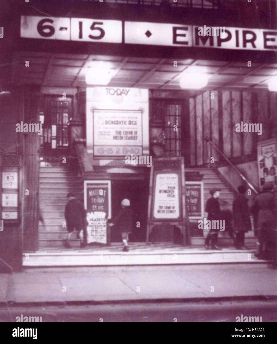 Das Empire Theatre in West Hartlepool ist ein historischer Veranstaltungsort, der seit langem ein ikonischer Teil des kulturellen Erbes der Stadt ist. Dieses Foto fängt die Pracht des Theaters ein, einst ein Herzstück der Unterhaltung in der Gegend. Stockfoto