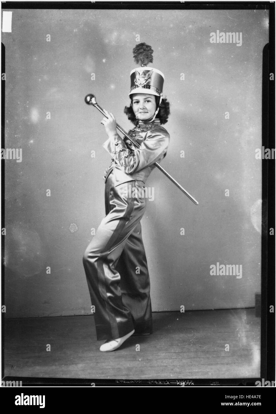 Ein historisches Bild einer Trommelmajorette, das einen Aspekt der Leistung und Tradition aus der Vergangenheit zeigt. Trommelmajoretten spielten eine bedeutende Rolle bei Paraden und Militärkapellen. Stockfoto