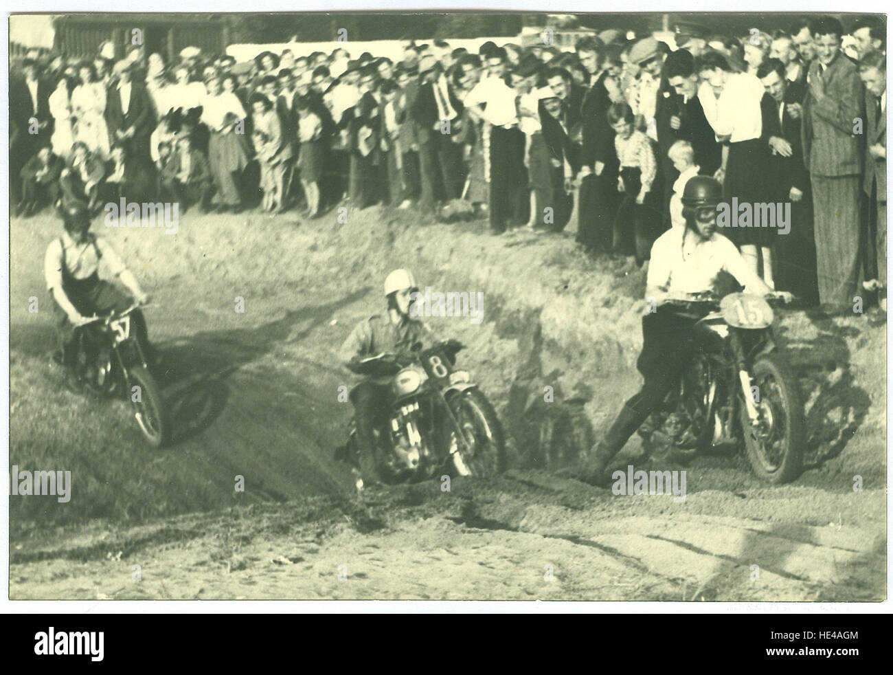 Ein Bild von Vintage Motocross, das die Anfänge des Sports zeigt. Das Foto zeigt einen Fahrer in Aktion und spiegelt den rauen und konkurrenzfähigen Charakter des Motocross in seinen Gründungsjahren wider. Das historische Bild bietet einen Einblick in die Entwicklung der Motorsport-Kultur und Renngeschichte. Stockfoto