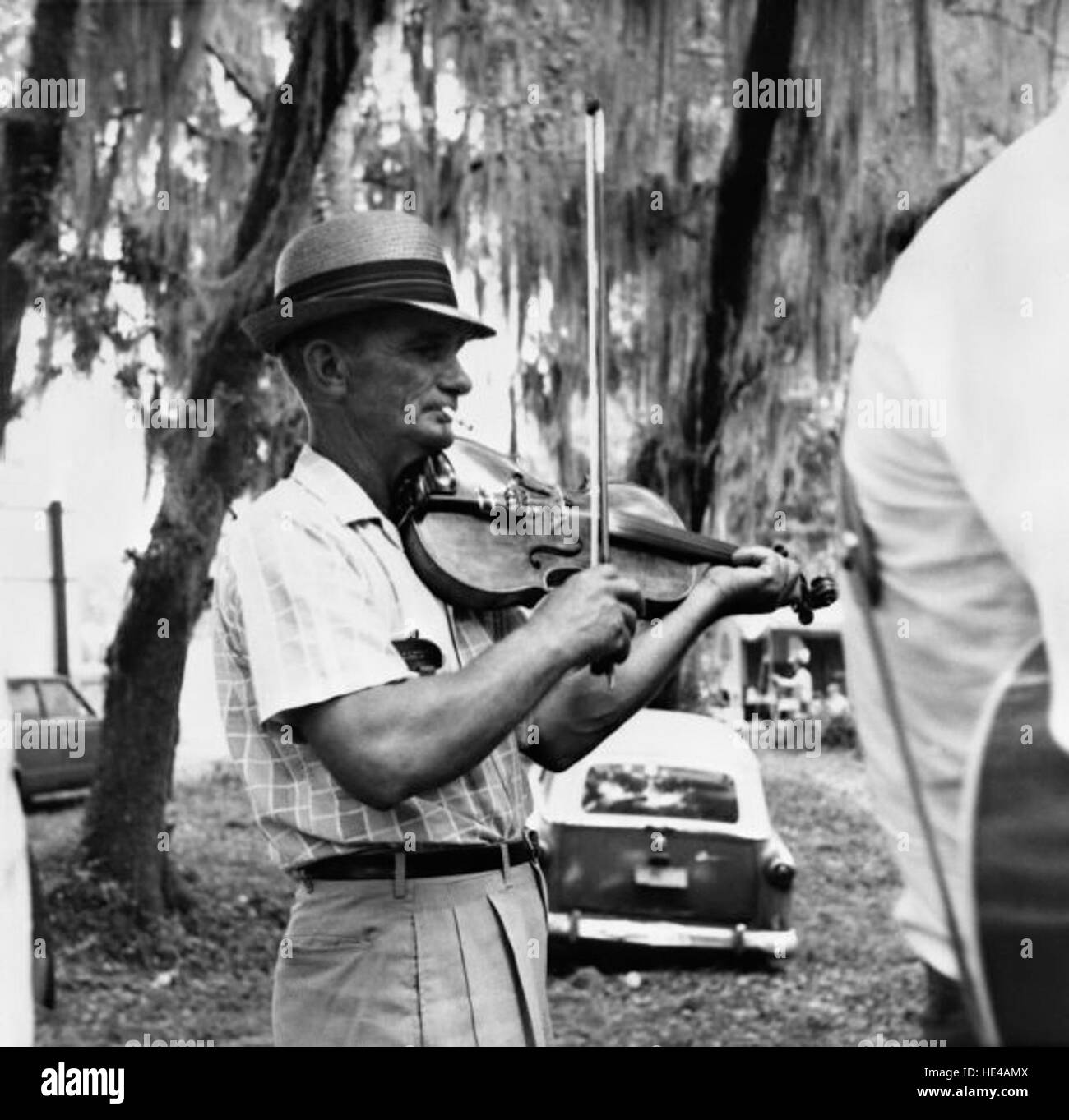 Ein Foto eines Fiedlers, der beim Florida Folk Festival in White Springs auftritt. Das Bild fängt die lebendige Atmosphäre des Festivals und die kulturelle Bedeutung der Volksmusik in der Region ein. Stockfoto
