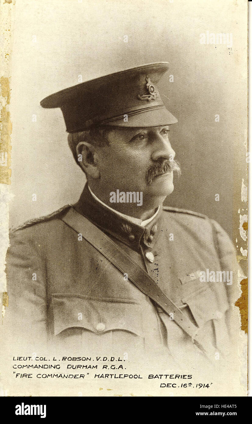Dieses historische Bild zeigt Colonel L. Robson, eine Schlüsselfigur im Ersten Weltkrieg, die an militärischen Aktionen wie Bombardierungen und militärischen Strategien beteiligt war. Das Bild spiegelt die Rolle der britischen Offiziere während des Ersten Weltkriegs wider, insbesondere in den Regionen Durham und Hartlepool. Stockfoto