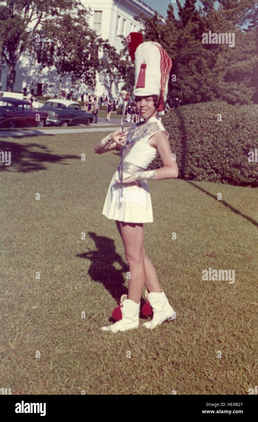 Das Bild von Drum Majorette Beverly White aus Tallahassee fängt einen Moment in einer historischen Marschband-Performance ein. Das Foto zeigt das Können und den Einsatz der Darsteller und symbolisiert die kulturelle Bedeutung solcher Darbietungen in den amerikanischen Traditionen. Stockfoto