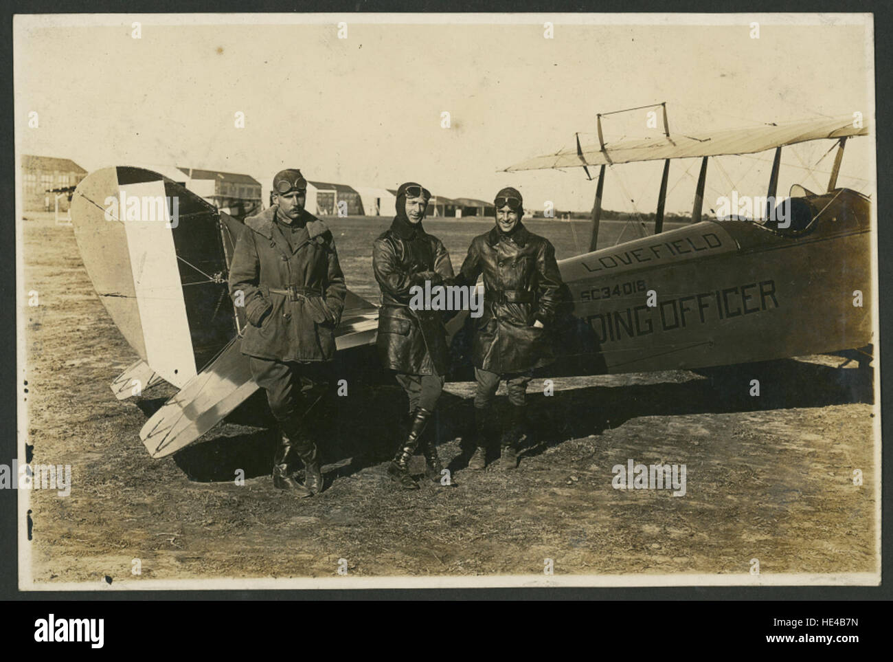 Das Bild fängt die Geschichte des Dallas Love Fields mit drei militärischen Luftpiloten aus dem frühen 20. Jahrhundert ein. Die Piloten sind mit dem Luftwaffenstützpunkt verbunden, was die Rolle der Luftfahrt in der Militärgeschichte unterstreicht. Stockfoto