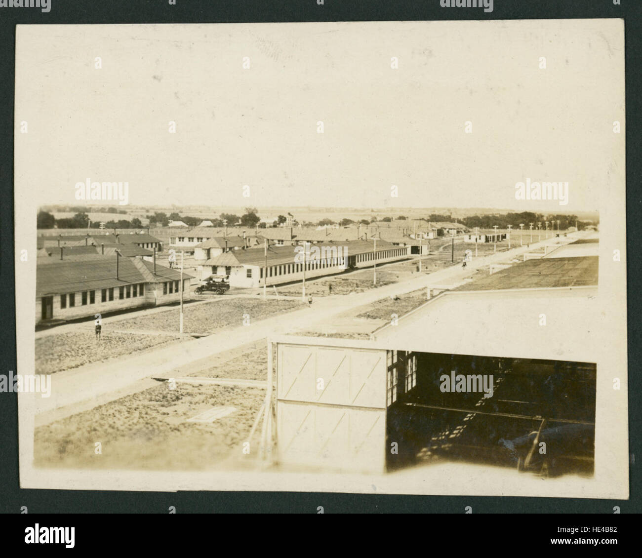 Dieses historische Bild zeigt den Blick auf die Love Field Air Base vom Dach eines Flugzeuges und zeigt die Expansion und Bedeutung des Flugplatzes in Dallas, Texas, insbesondere während seiner Rolle in der militärischen und kommerziellen Luftfahrt. Stockfoto