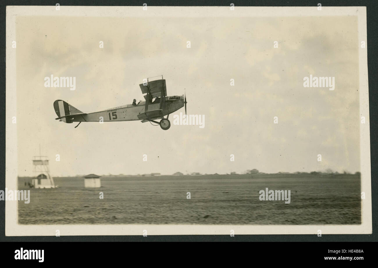 Die Curtiss JN-4 Doppeldecker fliegen über Love Field in Dallas, Texas, und zeigen die Luftfahrttechnik des frühen 20. Jahrhunderts. Dieses historische Bild spiegelt die Anfänge des Flugtrainings wider. Stockfoto