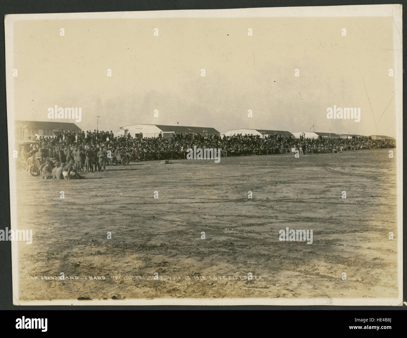 Die „Flyin“ Frolic im Love Field, Dallas, zeigte Luftdemonstrationen, darunter Curtiss JN-4 Flugzeuge, die große Menschenmassen anzogen und die militärische Luftfahrt während des Ersten Weltkriegs zeigten Stockfoto
