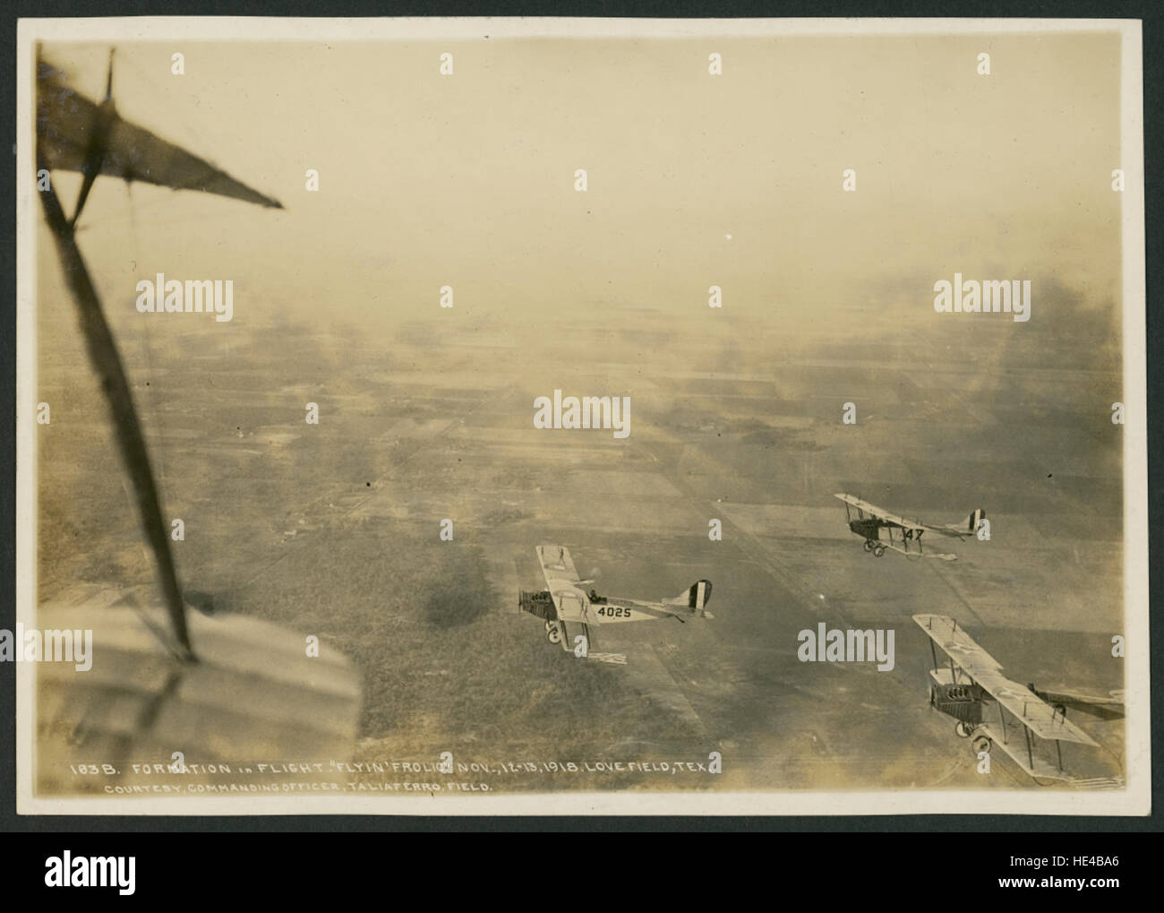 Das Foto nimmt einen historischen Moment vom 12. Bis 13. November 1918 auf und zeigt einen Formationsflug von Curtiss JN-4-Flugzeugen im Dallas Love Field. Diese Veranstaltung, die Teil eines fliegenden Zirkus war, veranschaulichte die Aufregung früherer militärischer Flugshows. Stockfoto