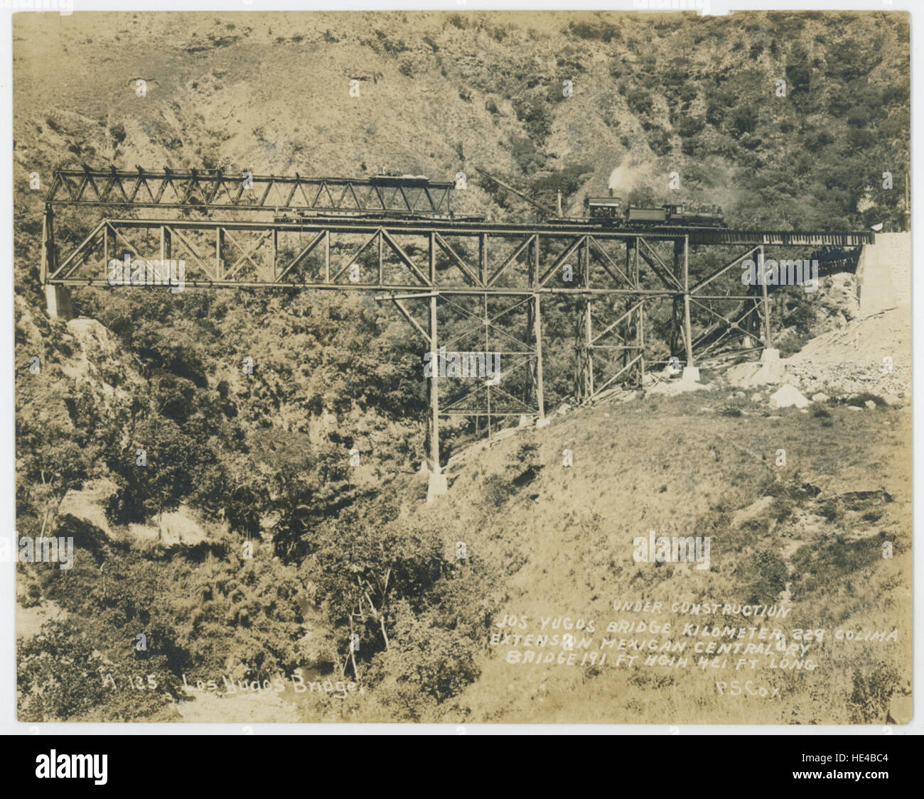 Dieses historische Bild zeigt die Los Yugos Brücke, Teil des Eisenbahnsystems Ferrocarril Mexicano, und zeigt die große Struktur, die von Lokomotiven verwendet wird, um das raue Gelände zu überqueren. Die Brücke ist ein wichtiges Symbol für die Ingenieurskunst der mexikanischen Eisenbahn. Stockfoto