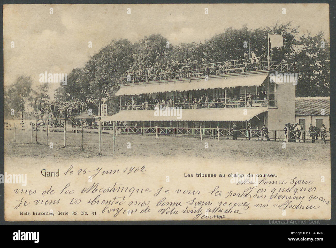 Dieses Foto aus dem Jahr 1902 zeigt ein traditionelles Pferderennen, das den Nervenkitzel und den Wettkampfgeist der Veranstaltung zeigt. Pferderennen sind seit langem ein beliebter Sport, dessen Wurzeln bis in die Antike zurückreichen, und bleiben ein wichtiger Teil der globalen Sportkultur. Stockfoto