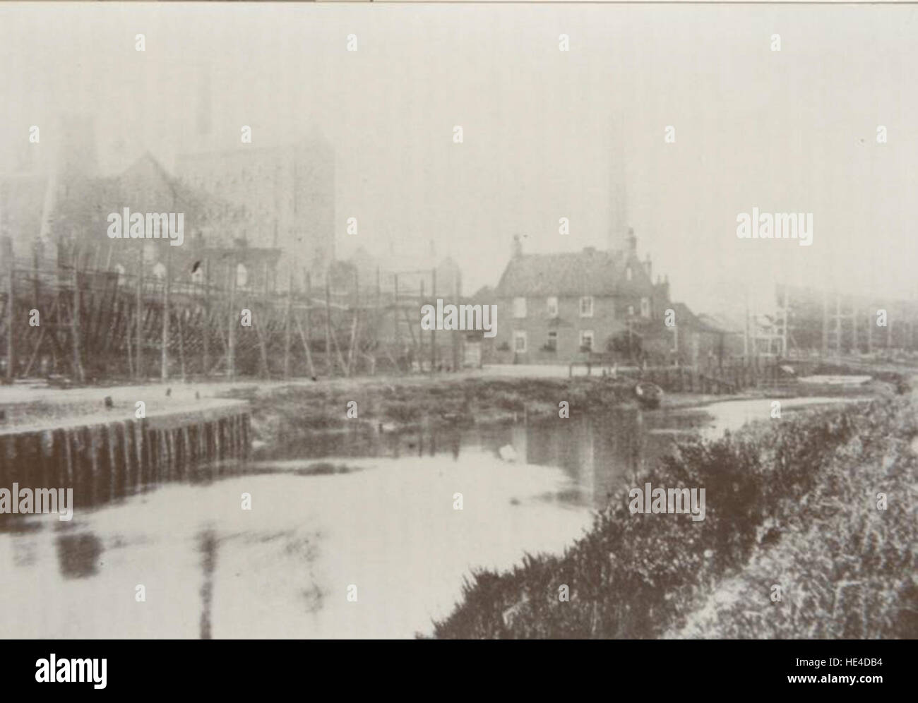 Eine historische Fotografie der Grovehill-Werft in Beverley mit dem Nags Head Pub und Crathorne's Mill im Hintergrund, die die Industrielandschaft des Yorkshire des frühen 20. Jahrhunderts dokumentiert Stockfoto