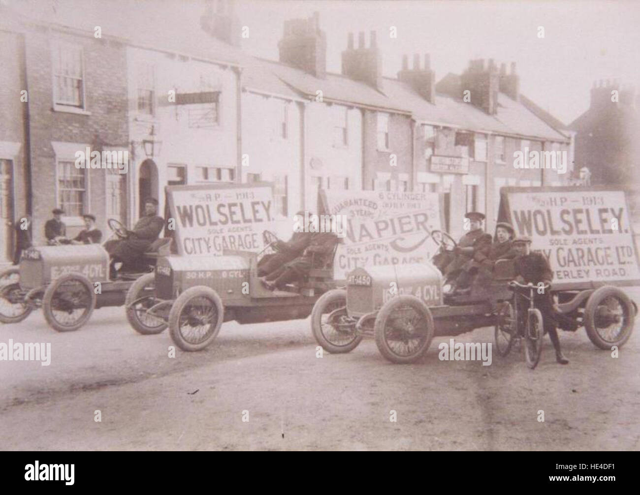 Norwood "The Gate", Beverley mit Kraftfahrzeugen 1914 (Archiv Stockfoto