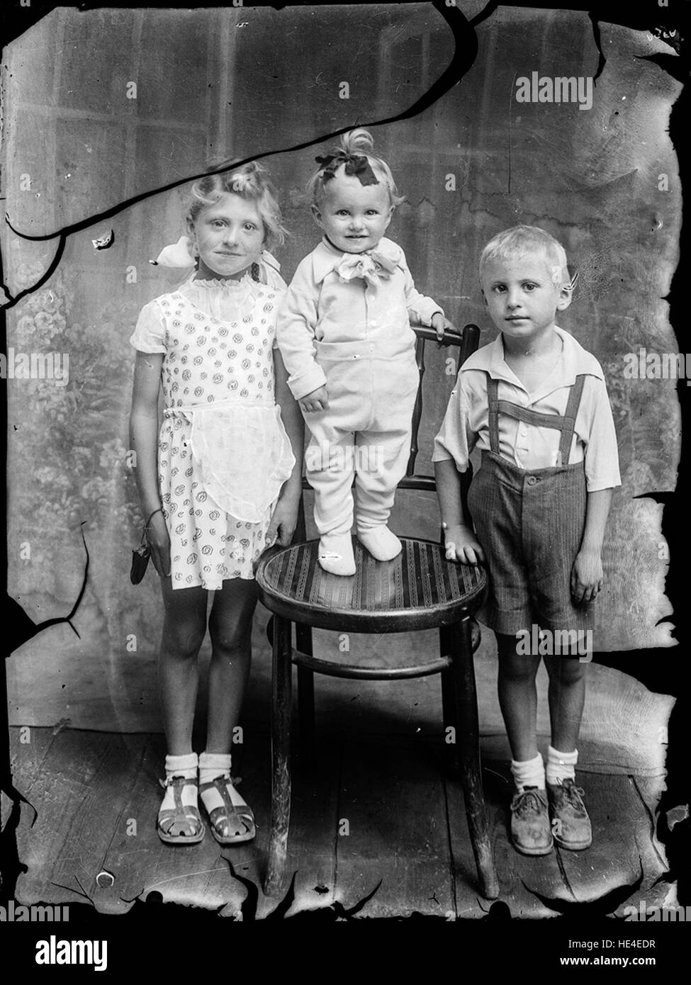 Drei Kinder, das Projekt Costică Acsinte Archive braucht Hilfe: Bitte spenden und teilen Sie den Link igg.me/at/acsinte/x/6146081, historisch, Geschichte, vergangenes Bild, alt, Antike Past, 201400318, Costică Acsinte Archive, Ialomița, Rumänien, Filmbogen Stockfoto