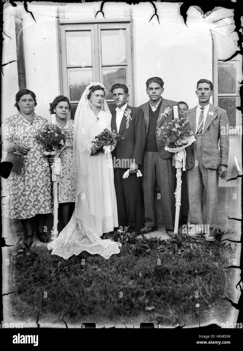 Ein Hochzeitsporträt, das von Costică Acsinte in Ialomița, Rumänien, mit einer Glasplatte aufgenommen wurde und eine traditionelle rumänische Hochzeitszeremonie zeigt. Stockfoto