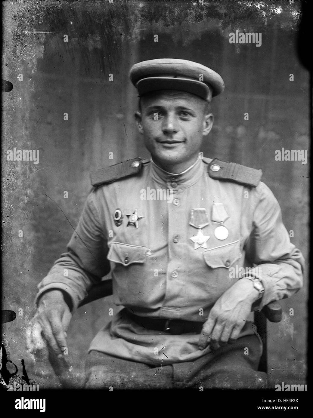 Dekorierter sowjetischer Sergeant mit dem Orden des Ruhms, wahrscheinlich Medaille für Tapferkeit, dem Orden der Roten Sterne und einem weiteren Verdienstabzeichen aus dem Costica Acsinte Archiv, Rumänien, 2014 Stockfoto