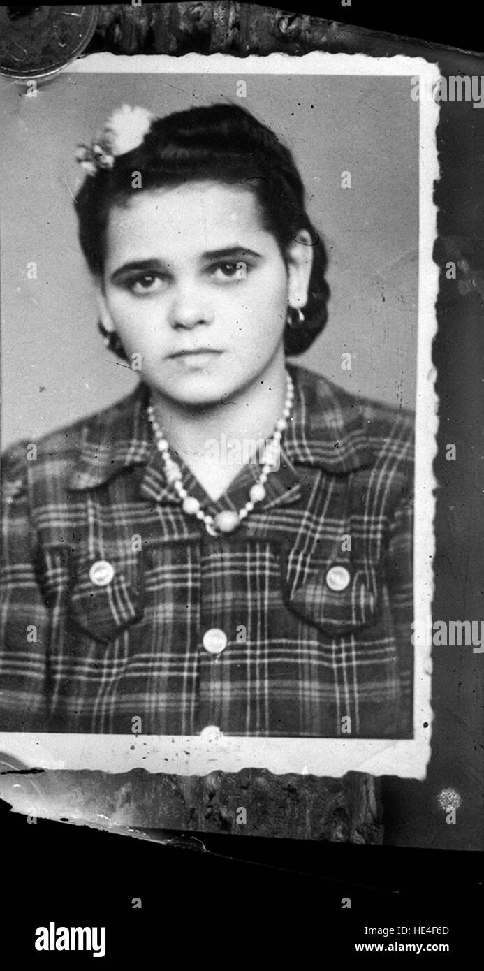 2 Bilder: Porträts, Reproduktionen, Bogenfilm, das Projekt Costica Acsinte Archive benötigt Hilfe: Bitte spenden und teilen Sie den Link igg.me/at/acsinte/x/6146081, 20140430, Costică Acsinte Archive, Ialomița, Rumänien, Folienfilm Stockfoto