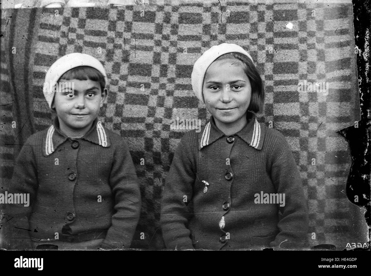 Diese historischen Porträts aus dem Costica Acsinte-Archiv erfassen Personen aus Rumänien im frühen 20. Jahrhundert. Die Glasplatten-negative bieten einen Einblick in das Leben der Vergangenheit und bewahren die Kulturgeschichte dieser Zeit. Stockfoto