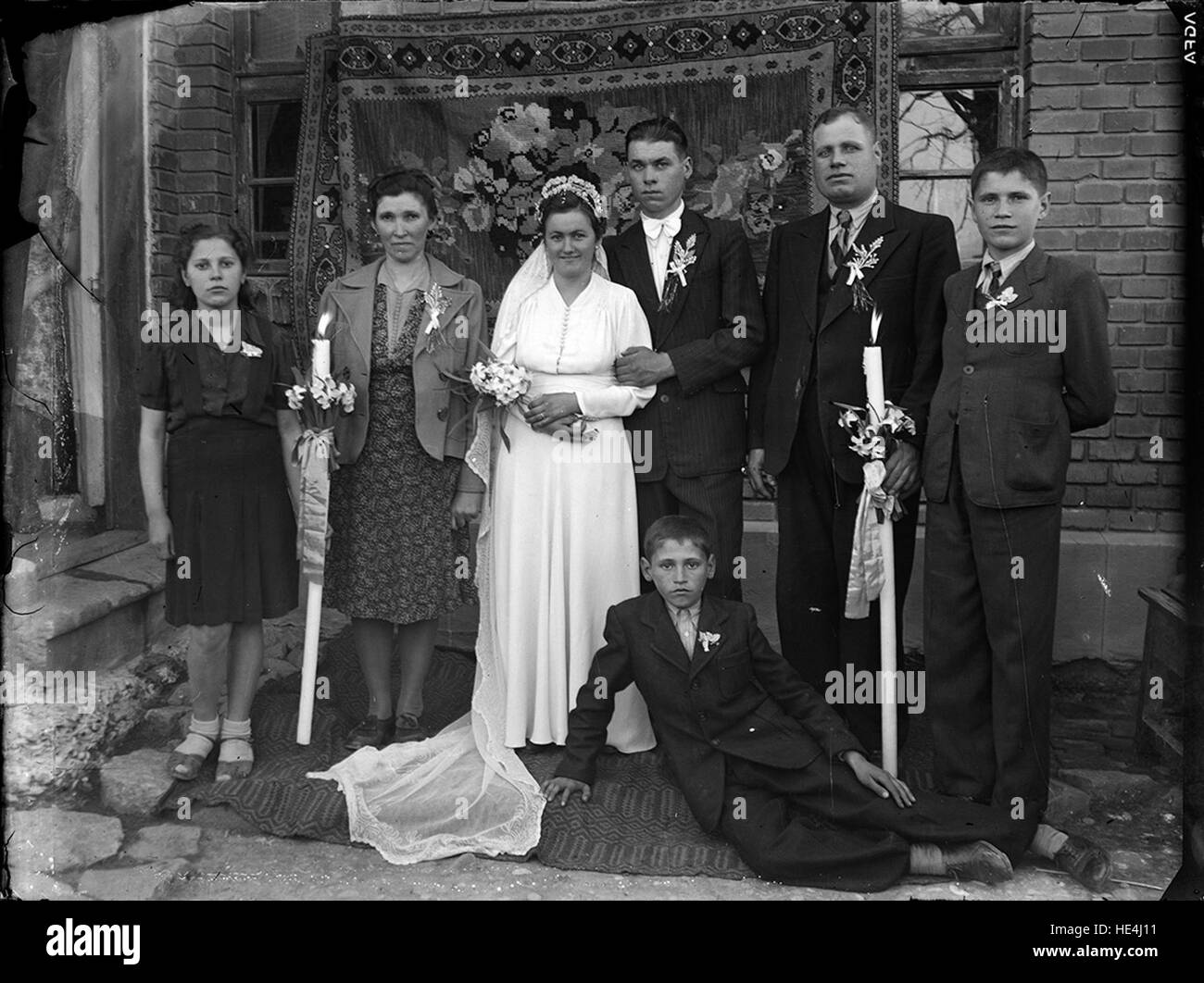 Ein Hochzeitsfoto aus dem Costică Acsinte Archiv, das eine traditionelle rumänische Hochzeitszeremonie in Ialomița zeigt, aufgenommen auf einer Glasplatte im frühen 20. Jahrhundert. Stockfoto