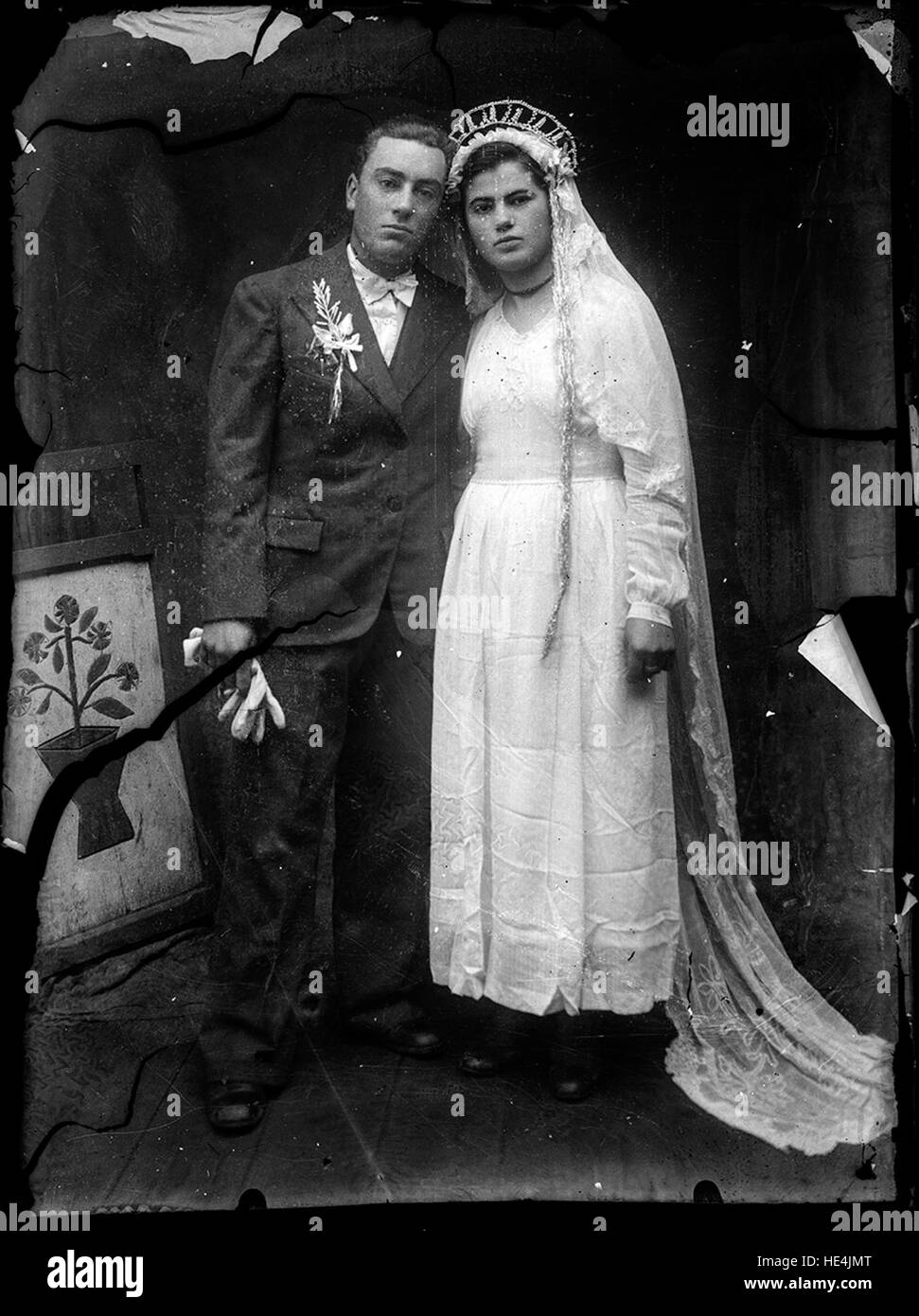 Ein Porträt eines Ehepaares aus Rumänien, von Costică Acsinte aufgenommen, auf einer Glasplatte aufbewahrt, die einen Moment der rumänischen Hochzeitstradition darstellt. Stockfoto