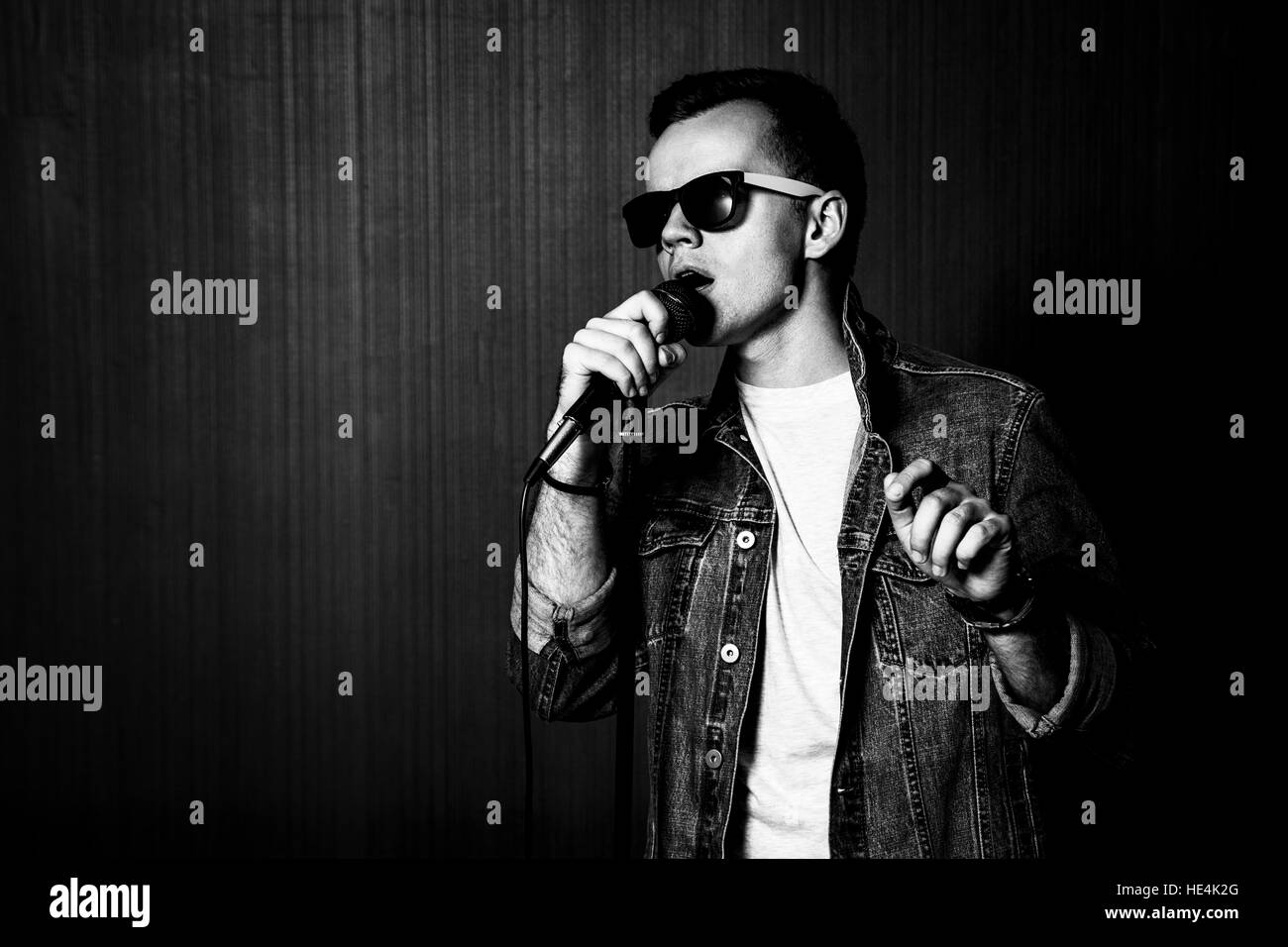 Guy singen mit Mikrofon. Schwarz und weiß. Stockfoto