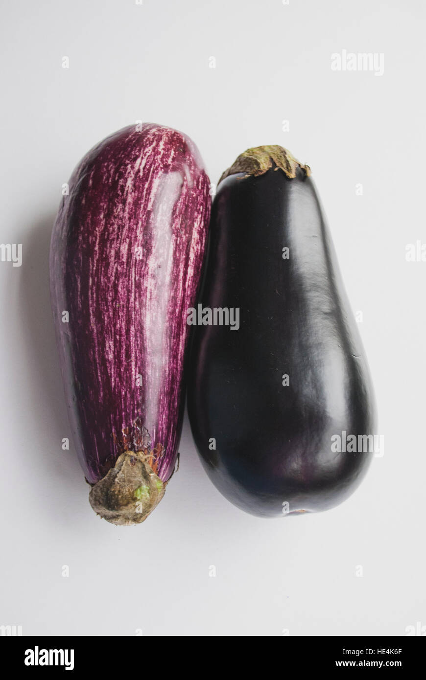 Zwei lila Auberginen Auberginen auf weißem Hintergrund Stockfoto
