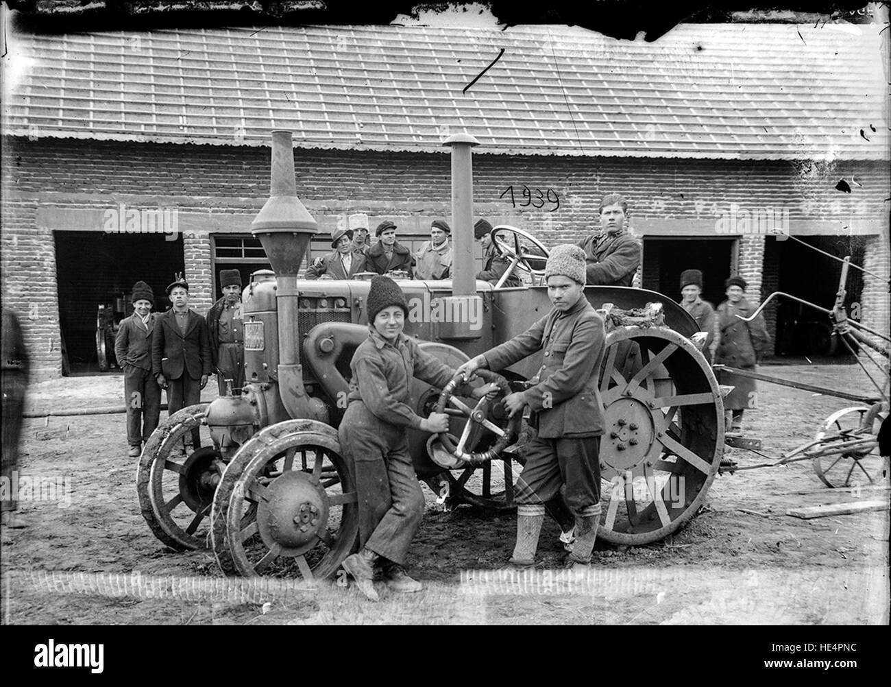 2 Bilder, 1939, historische Geschichte, vergangenes Bild, alt, alte Vergangenheit, Costică Acsinte Archiv, Ialomița, Rumänien, Bauern, Landwirtschaft, Glasplatten, Traktor Stockfoto