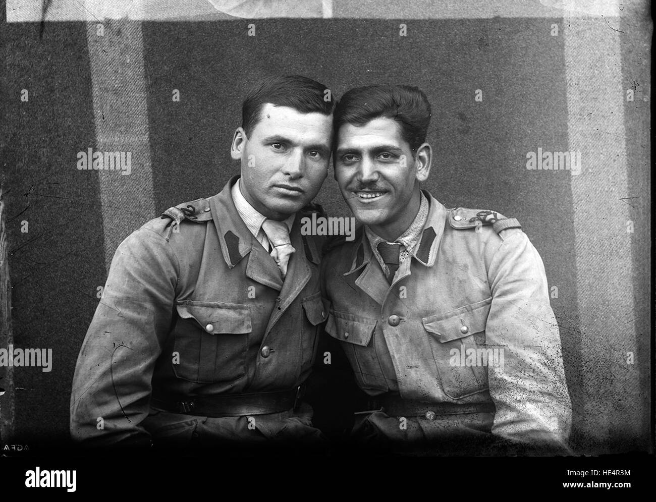 3 Bilder von Soldaten, historische Darstellung des Militärlebens aus dem Costica Acsinte Archiv, Rumänien, auf Glasplatten Stockfoto