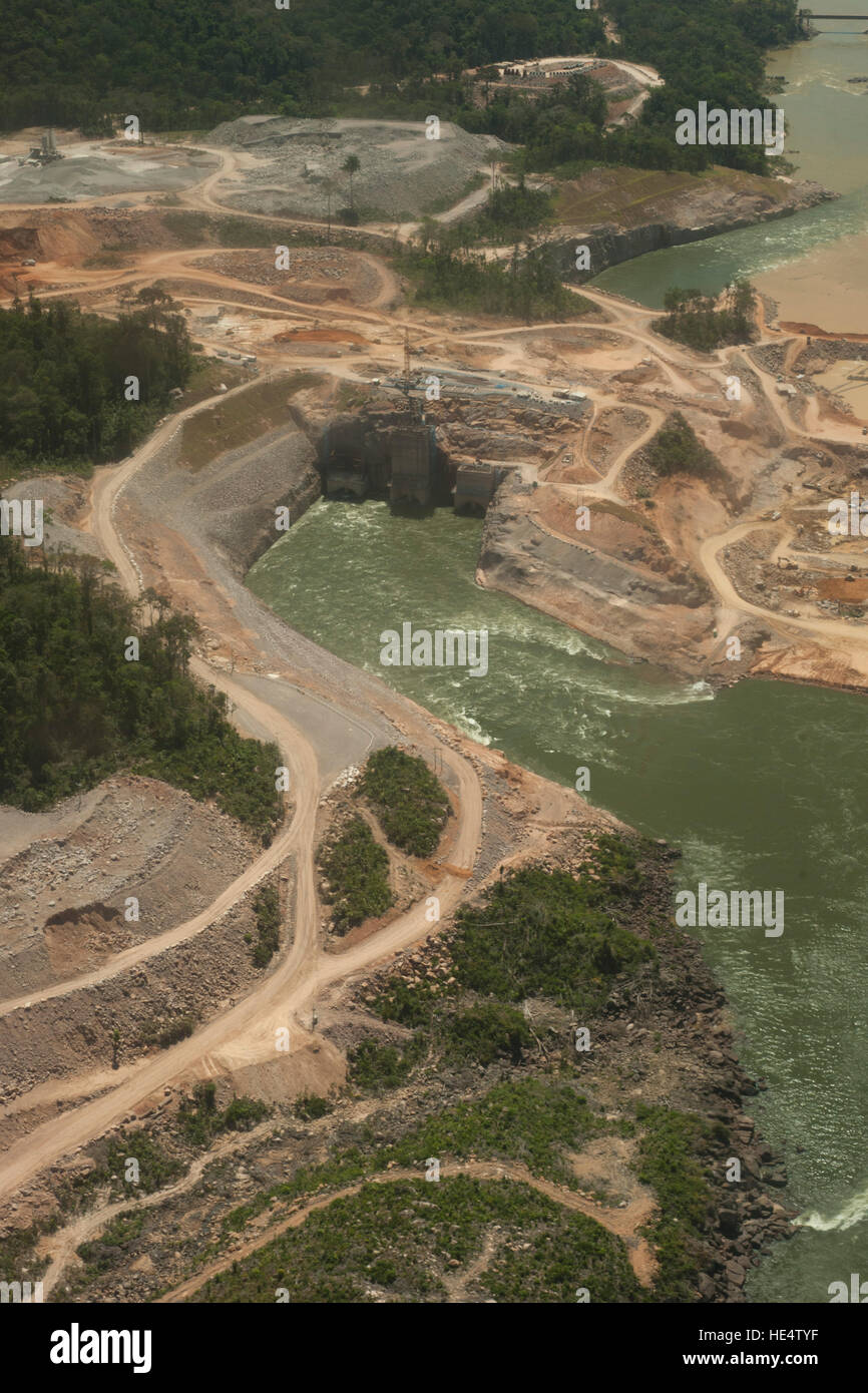 Wasserkraftwerk im brasilianischen Amazonas-Regenwaldes. Befindet sich im Fluss Teles Pires, in der Nähe der Stadt Alta Floresta. Stockfoto