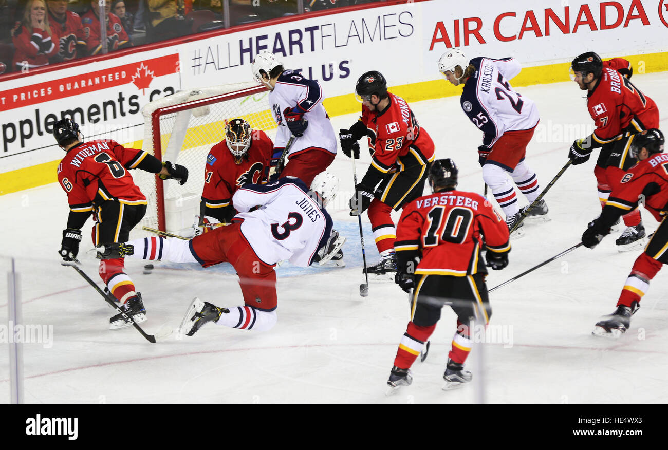 Calgary, Kanada. 17. Dezember 2016. Die Calgary Flames spielte gegen die Columbus Blue Jackets am 16. Dezember 2016, bei der Scotiabank Saddledome in Calgary, Kanada. © Anna Ferensowicz/Pacific Press/Alamy Live-Nachrichten Stockfoto