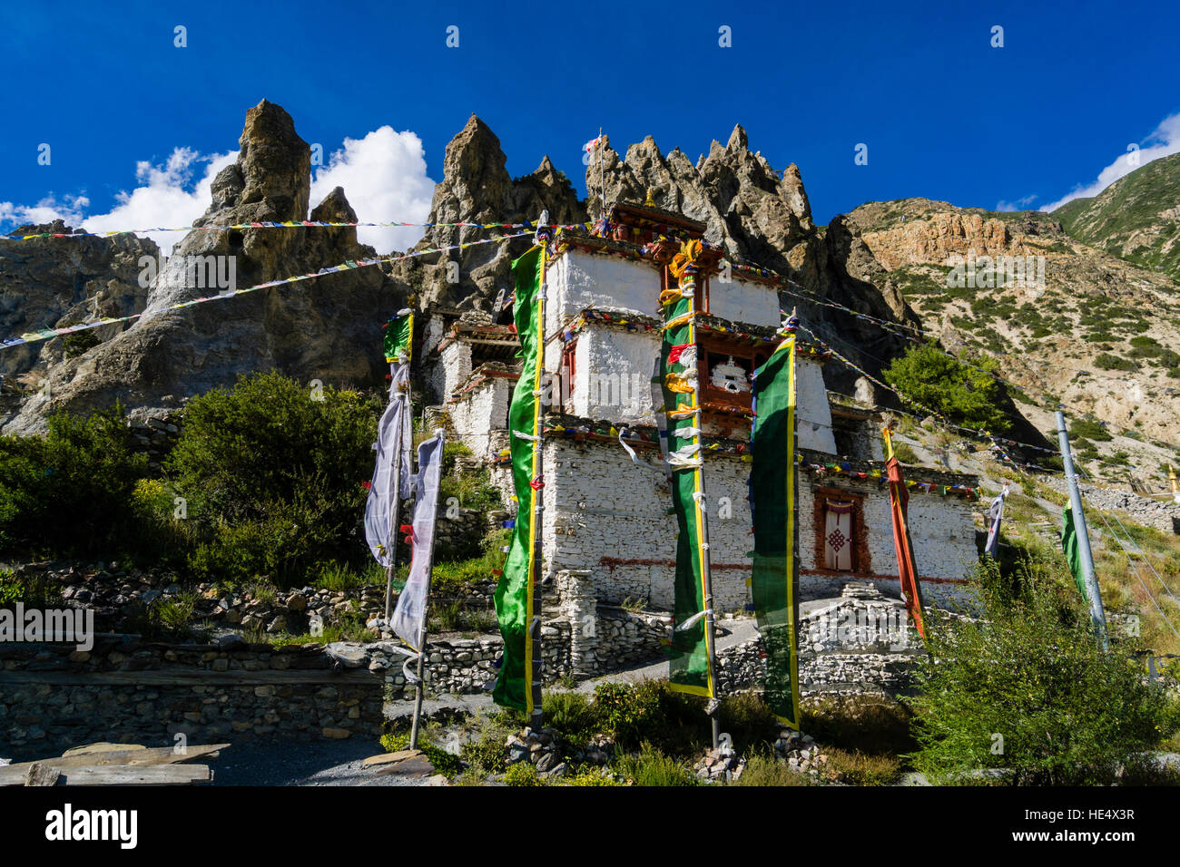 Die Gebäude von Braga gompa sind auf einem felsigen Hang thront Stockfoto