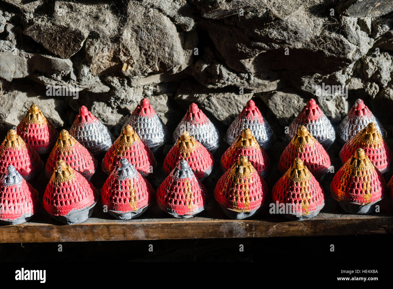 Kleinen Tonfiguren für den religiösen Gebrauch in der Gompa sind in der Sonne trocknen. Stockfoto