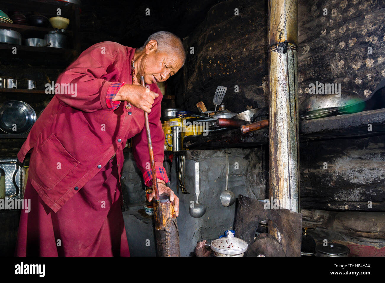 Ani chorten, Tochter von tashi Lama, ist die Vorbereitung der tibetischen Buttertee in praken Gompa Stockfoto