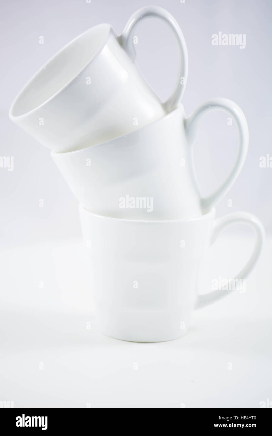 hohe Schlüssel weiße Tassen isoliert Stockfoto