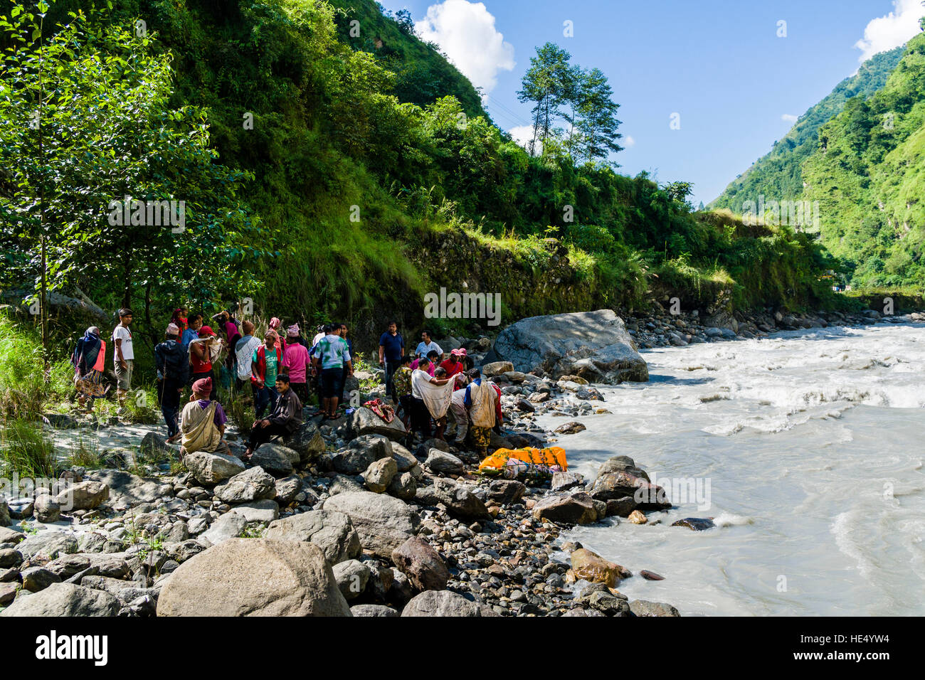 Eine Gruppe von Bauern sind die Beerdigung des Körpers Tod bei der Feuerbestattung Boden am Ufer des Flusses Kali Gandaki prepairing Stockfoto