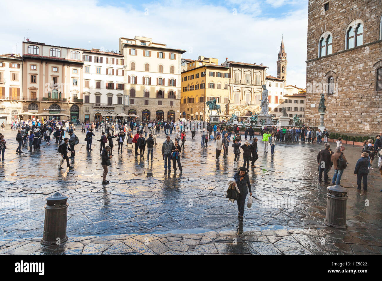 Florenz, Italien - 6. November 2016: Touristen auf der Piazza della Signoria in Florenz Stadt nach Regen. Diese öffentliche Platz in der Nähe von Rathaus war Zentrum der pol Stockfoto