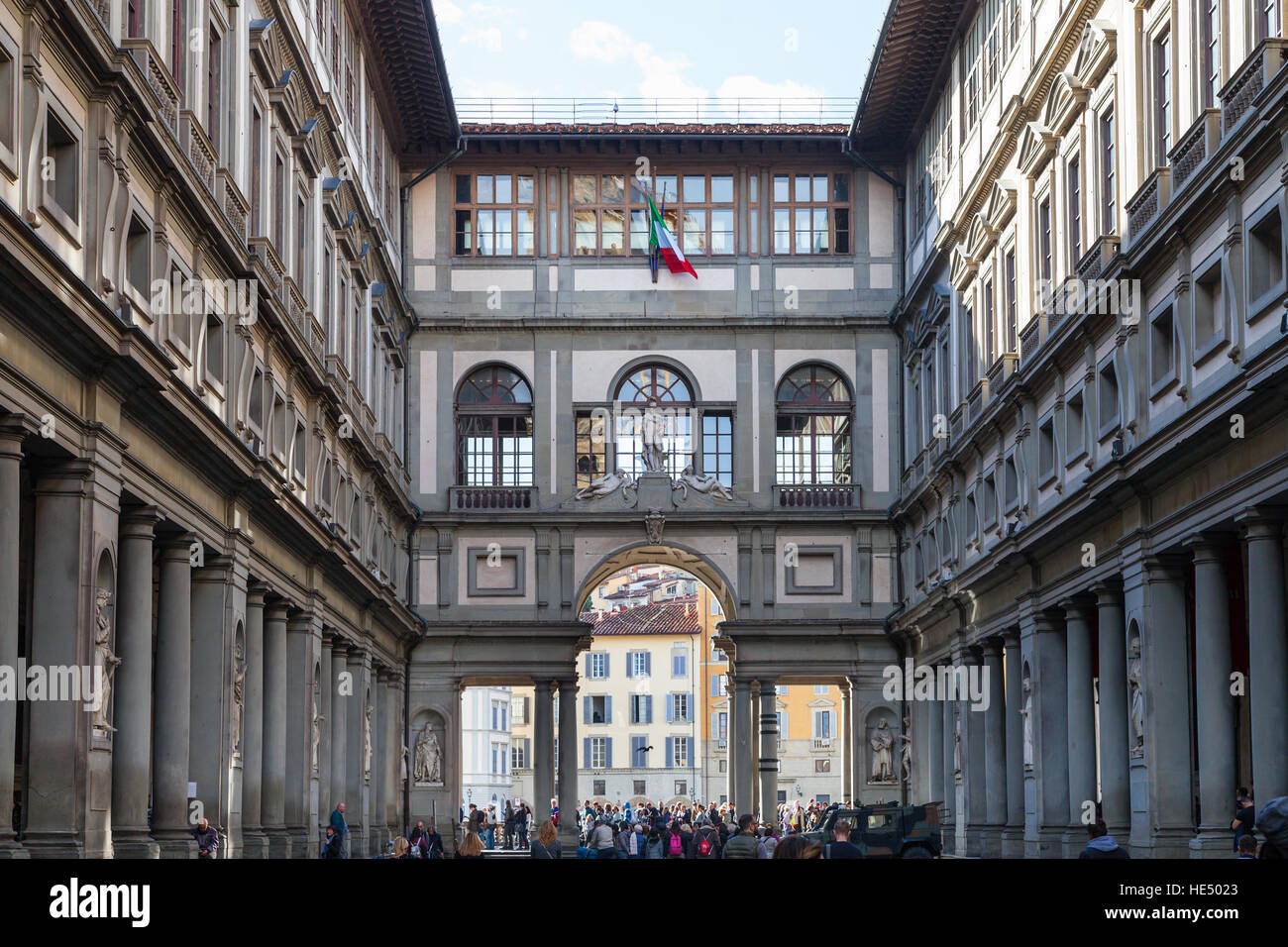 Florenz, Italien - 6. November 2016: Menschen am Hof Uffizien. Galerie der Uffizien ist eines der ältesten Museen in Europa, seine Herkunft bezieht sich auf 1560, w Stockfoto