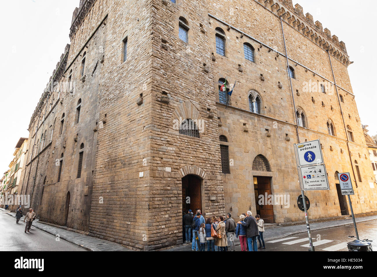 Florenz, Italien - 6. November 2016: Touristen in Zeile im Bargello Palast (Palazzo del Bargello, Palazzo del Popolo, der Menschen). Bargello ist Stockfoto