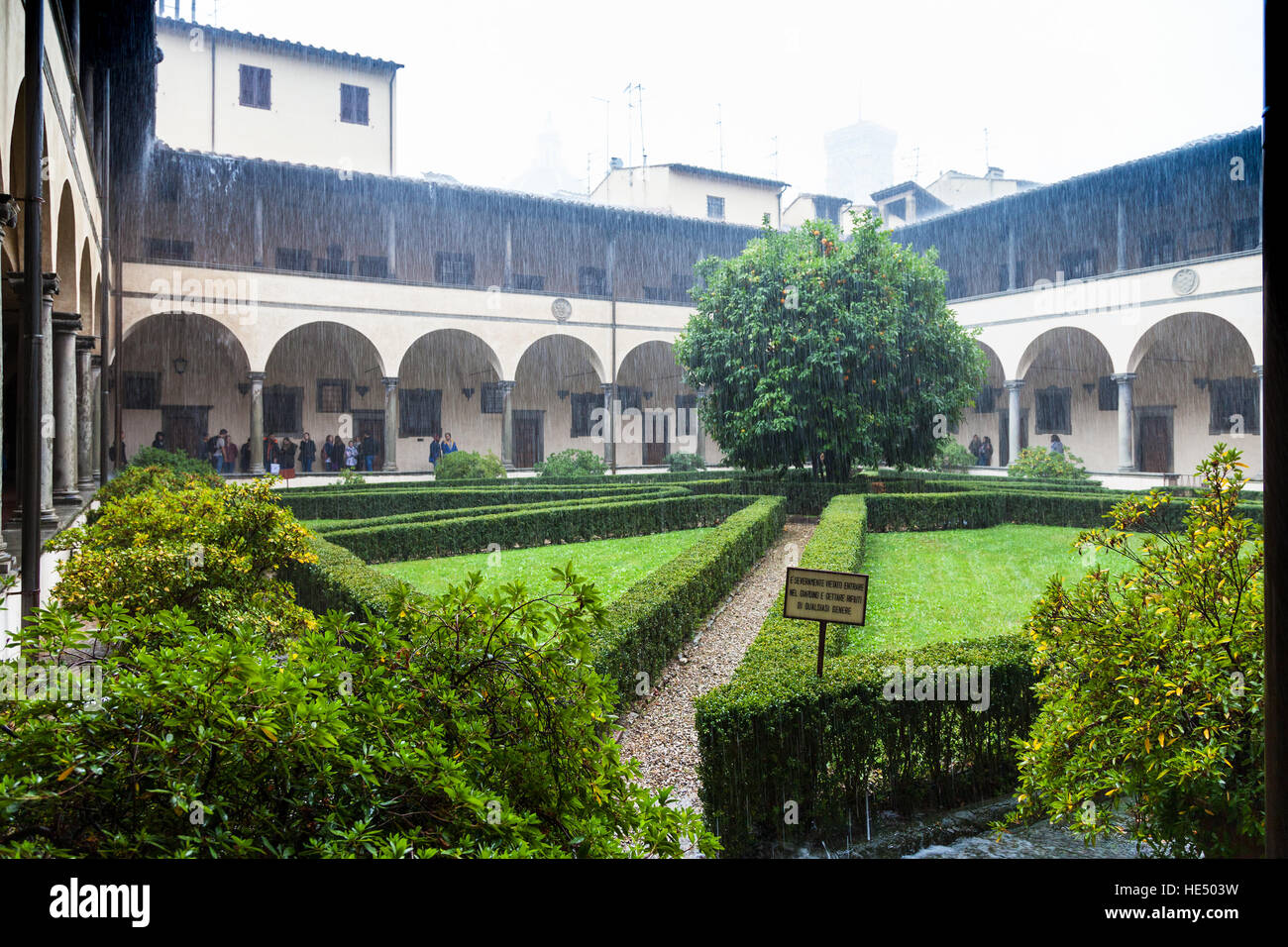 Florenz, Italien - 6. November 2016: Innenhof der Basilica di San Lorenzo (Basilica of St. Lawrence) im Regen. Die Kirche ist die Grabstätte von allen die Stockfoto