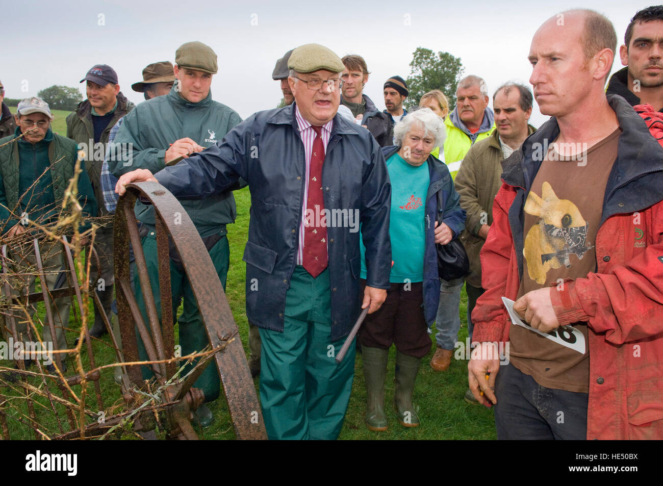 Auktionator Stafford Sampson (rote Krawatte) nimmt das Gebot bei einem Bauernhof-Verkauf im Osten Emlett Farm, Crediton, Devonshire, UK. Stockfoto