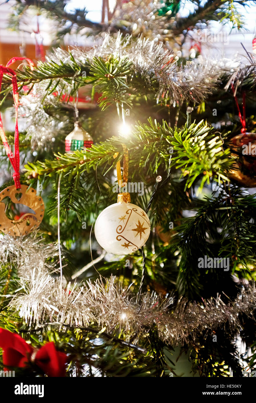 Echten Weihnachtsbaum Tanne mit glitzernden Dekorationen und Flitter Stockfoto