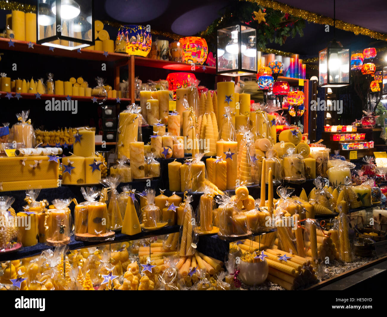 Nürnberg Weihnachtsmarkt stall Verkauf von Kerzen aus Bienenwachs Bayern  Deutschland EU Stockfotografie - Alamy