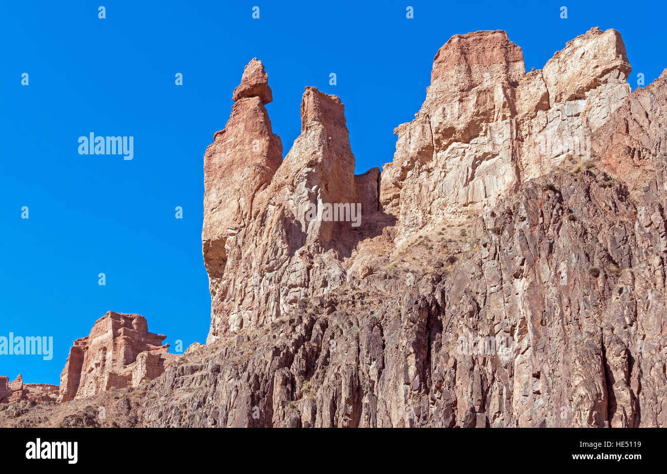 Majestätischen Klippen auf einem Hintergrund des blauen Himmels. Tscharyn Canyon, Kasachstan. Stockfoto