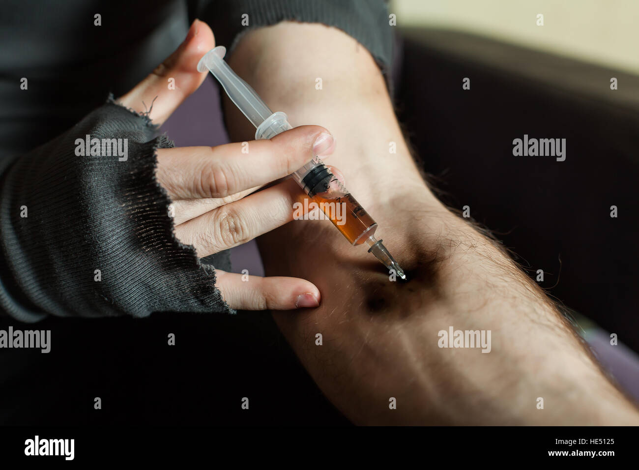 Addict Hände machen Spritze Injektion von Heroin. Stockfoto