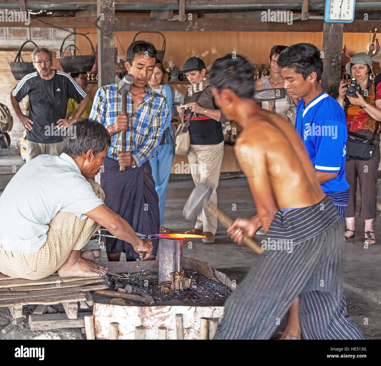 INLE, MYANMAR - 1. März 2014: lokale Fabrikarbeiter durchführen schmieden Eisen für die Herstellung von Souvenirs in Inle, Myanmar Stockfoto