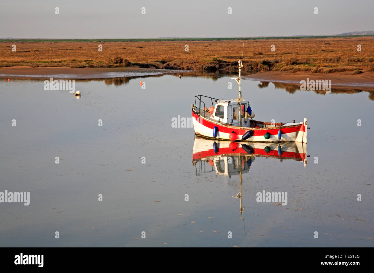 Ein Küstenfischerei Schiff vor Anker in Overy Creek auf der North Norfolk Küste bei Burnham Overy Staithe, Norfolk, England, UK. Stockfoto