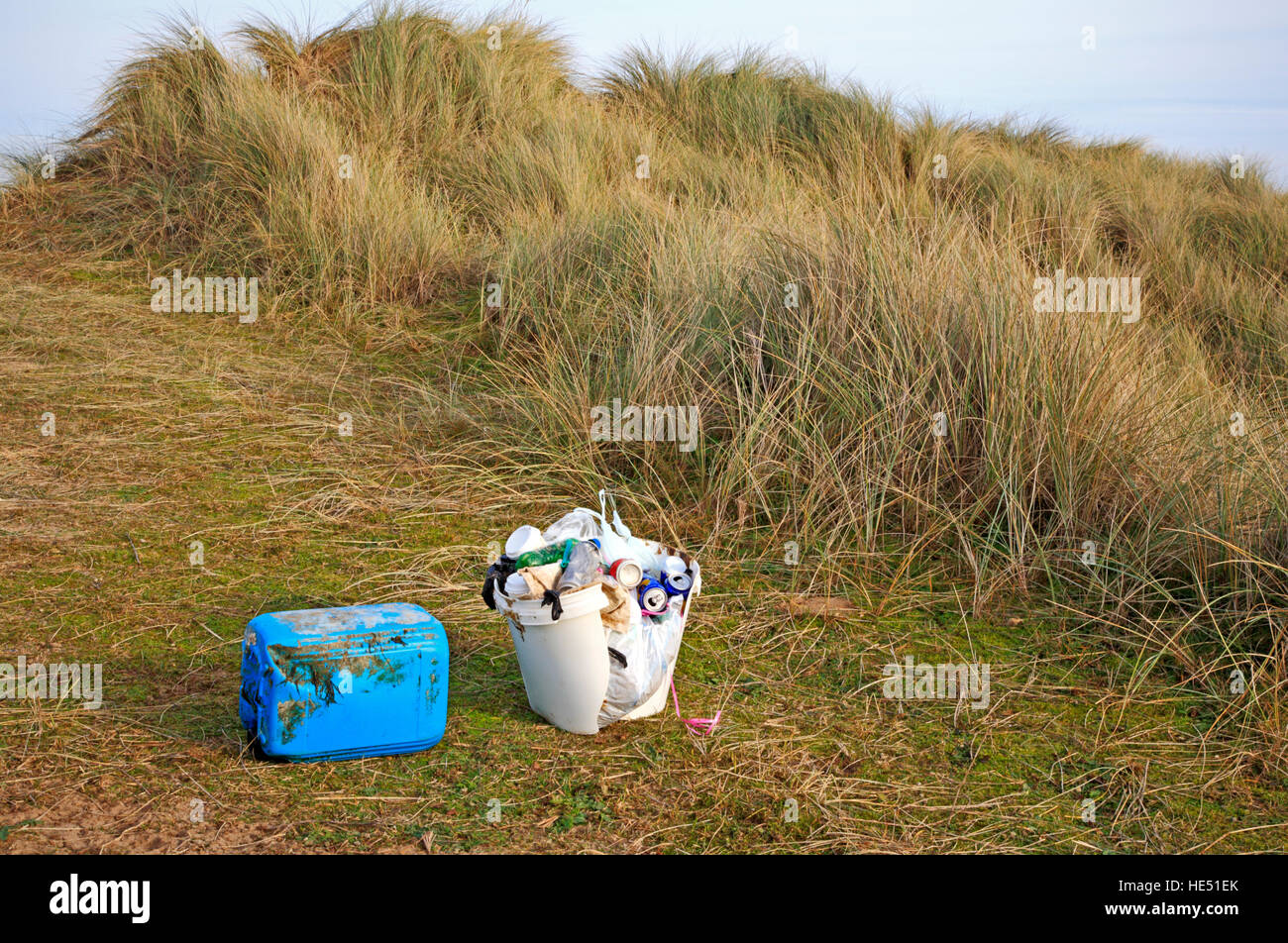 Müll gesammelt in Sanddünen in ein Gebiet von außergewöhnlicher natürlicher Schönheit am Burnham Overy, Norfolk, England, Vereinigtes Königreich. Stockfoto
